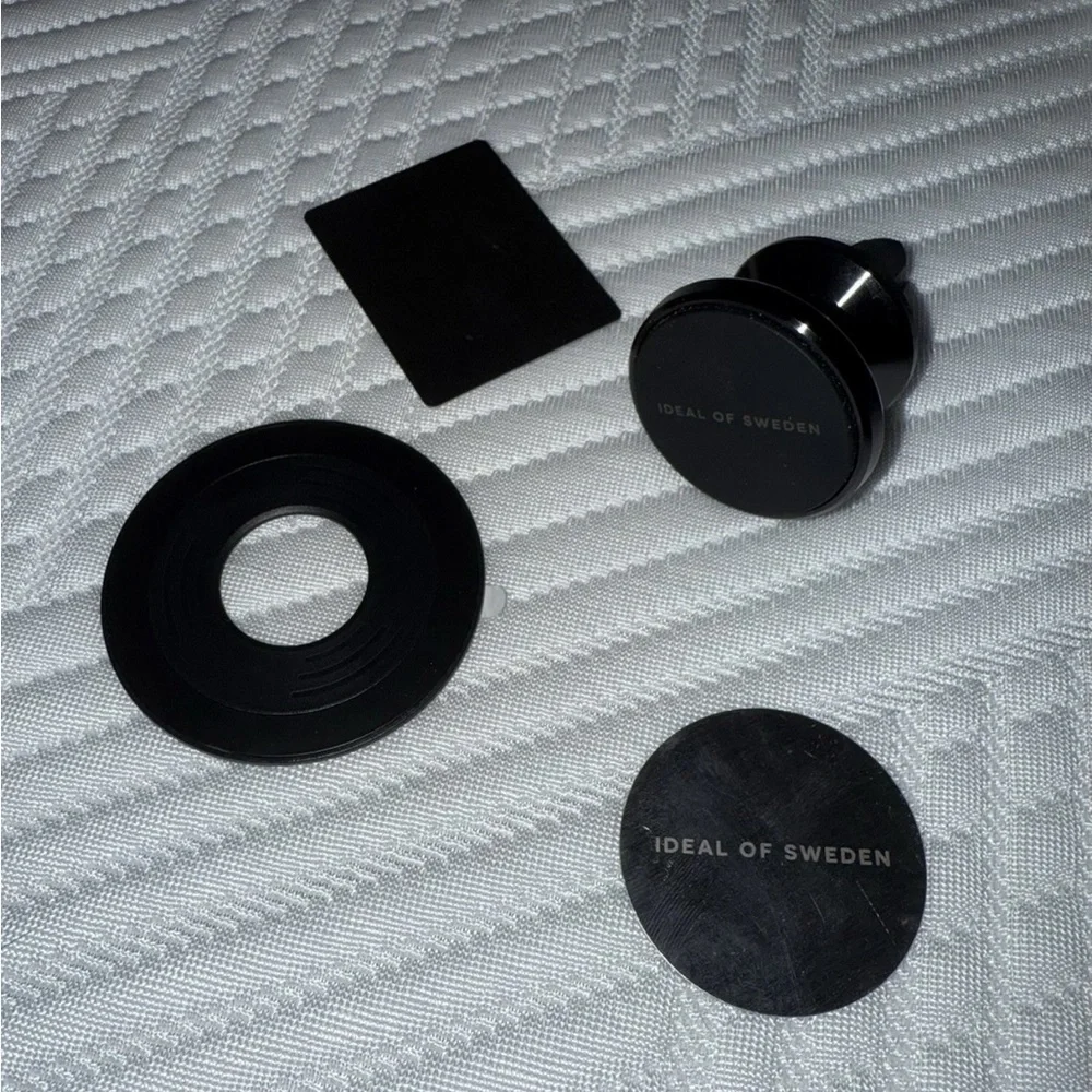 Ideal of Sweden Sleek Black Magnetic MagSafe Phone Grip Holder for Car